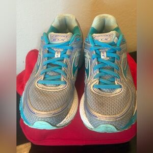 Brooks Women's Teal & silver Adrenilin Athletic Shoes. Pre loved condit. sz 9.5